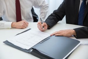 Principais cuidados ao adquirir imóveis de leilão
