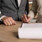 A importância de um advogado na hora de revisar o contrato de compra de um apartamento na planta