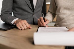 A importância da revisão do contrato de compra e venda de uma casa