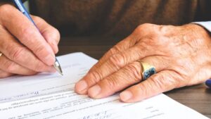 Problemas na empresa onde trabalho: como um advogado trabalhista pode me ajudar?